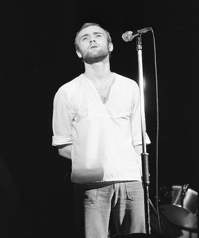 El baterista de Genesis, Phil Collins, sube al escenario para cantar &quot;More Fool Me&quot; durante un concierto de 1974Nueva York