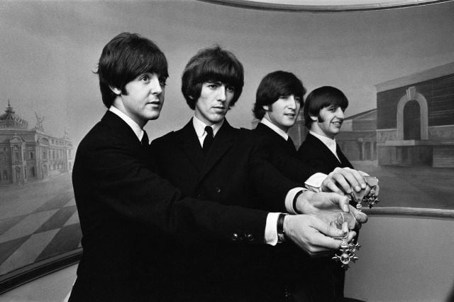 The Beatles enseñan la medalla de la Orden del Imperio Británico, entregada el 26 de octubre de 1965 en el Palacio de Buckingham.