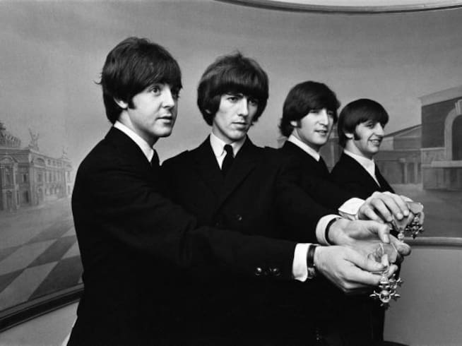 The Beatles enseñan la medalla de la Orden del Imperio Británico, entregada el 26 de octubre de 1965 en el Palacio de Buckingham.