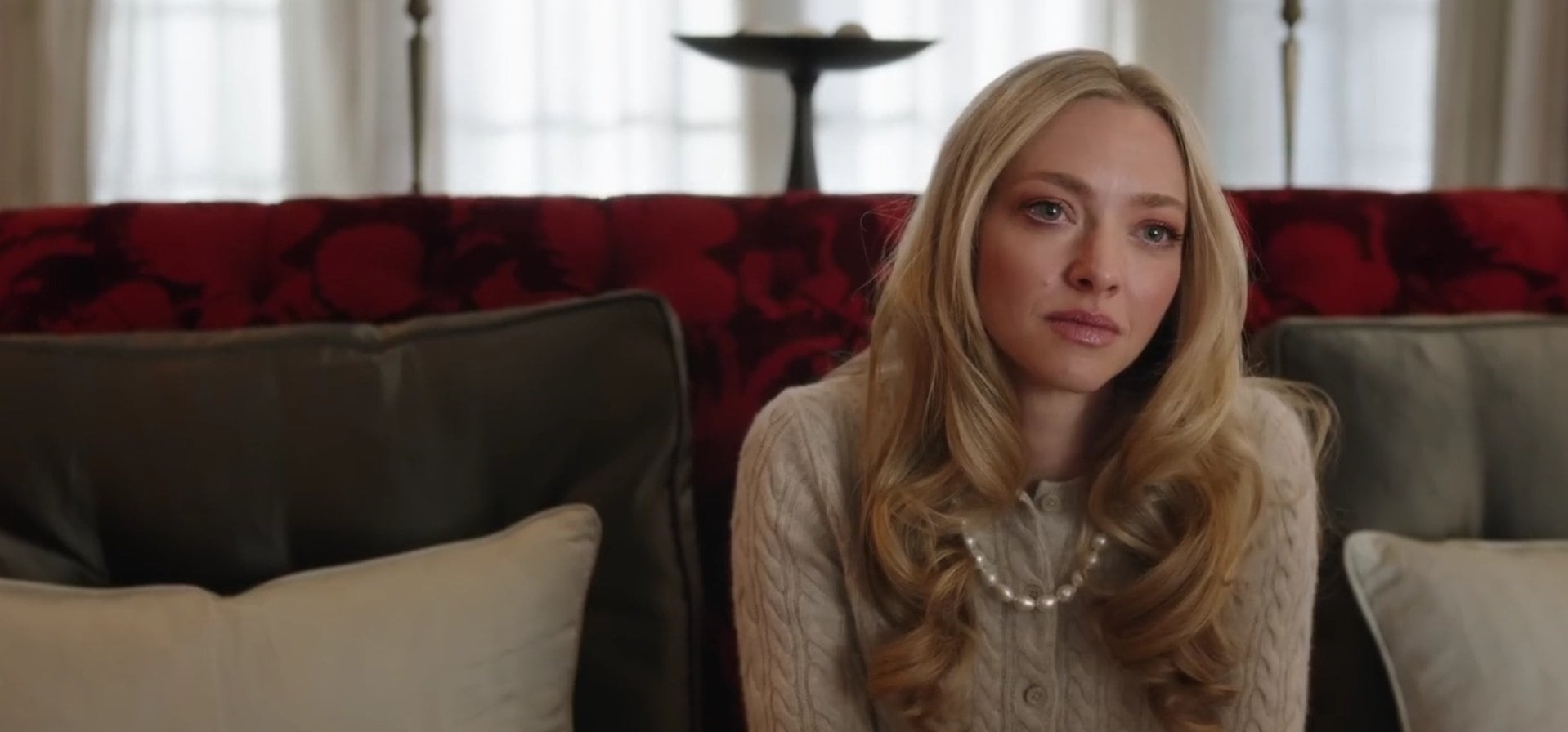 Fotograma de 'La Asistenta' en el que Nina entrevista a Millie.