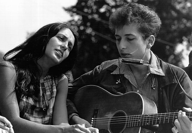 Bob Dylan y Joan Baez actúan durante la marcha por los derechos civiles del 28 de Agosto de 1963 (Washington D.C.)