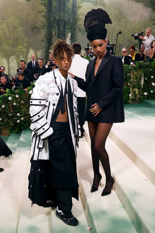 Desde 2016 no les veíamos juntos en este evento. Los hermanos Smith osaron a juego con sus estilismos. El de ella, un vestido blazer negro con medias del mismo color y stilettos y joyas doradas. Él apostó por una superposición de capas hecha de pantalón de vestir negro con una falda, una camisa de vestir abierta y un abrigo blanco cubierto de flores.