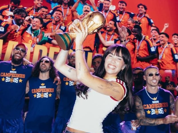 Aitana con la Copa del Mundo en Cibeles junto a la Selección Española
