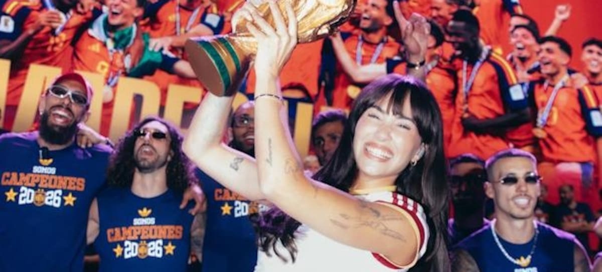 Aitana con la Copa del Mundo en Cibeles junto a la Selección Española
