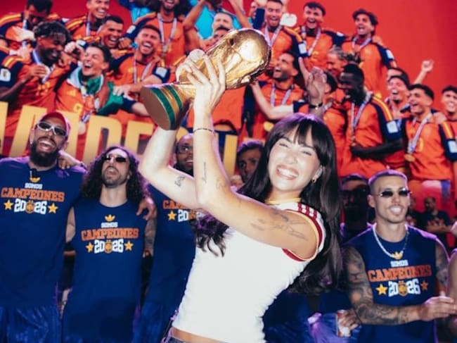 Aitana con la Copa del Mundo en Cibeles junto a la Selección Española