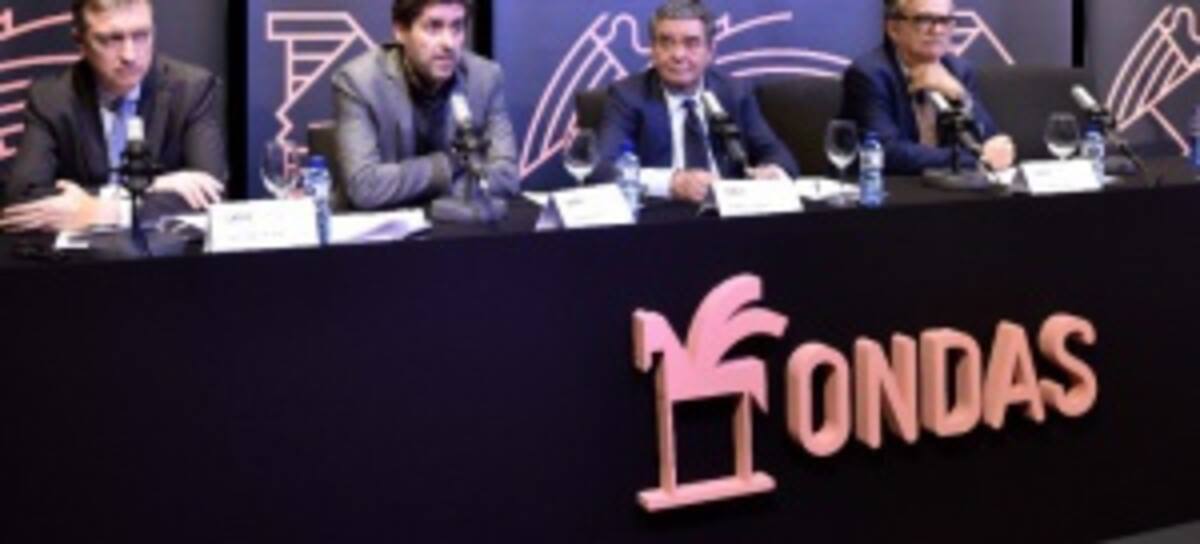 De izquierda a derecha: Juan Pablo Álvarez, director Corporativo de Marketing e Investigación de PRISA Radio; Vicente Jiménez, director general de la Cadena SER; Augusto Delkáder, presidente de PRISA Radio, y Josep María Martí, secretario general de los Premios Ondas.
