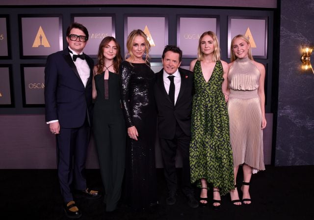 Sam Fox, Esme Fox, Tracy Pollan, Michael J. Fox, Aquinnah Fox y Schuyler Fox posan en 13ª edición de los Governors Awards.