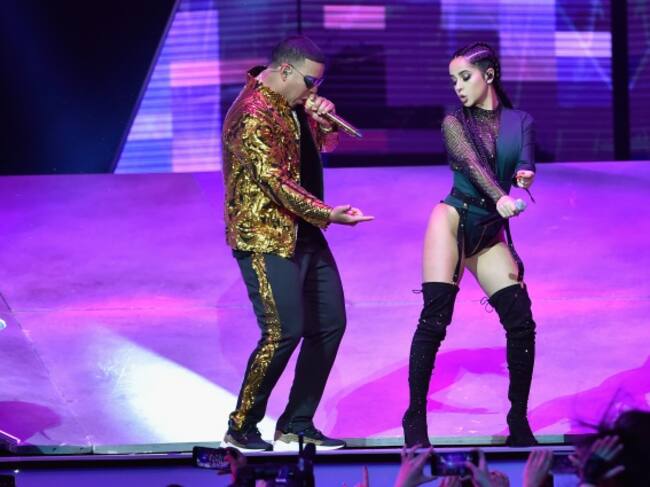 Daddy Yankee y Becky G, durante su actuación en los Billboard Latin Music Awards en 2018 en Las Vegas (Nevada, Estados Unidos).