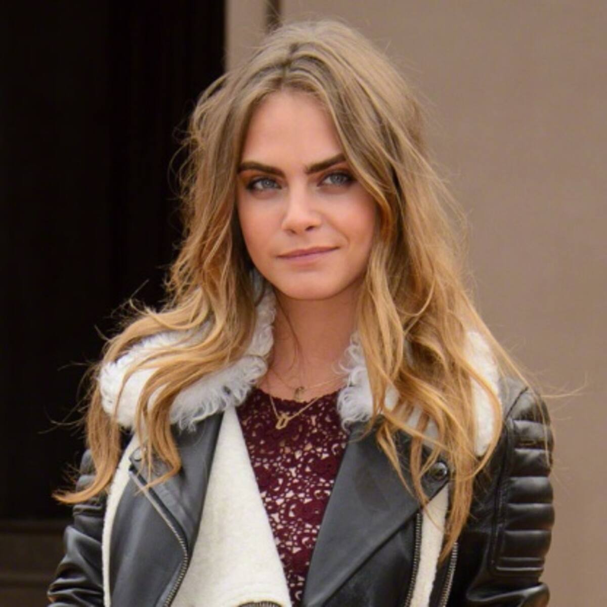 Cara Delevingne se envuelve en borreguito