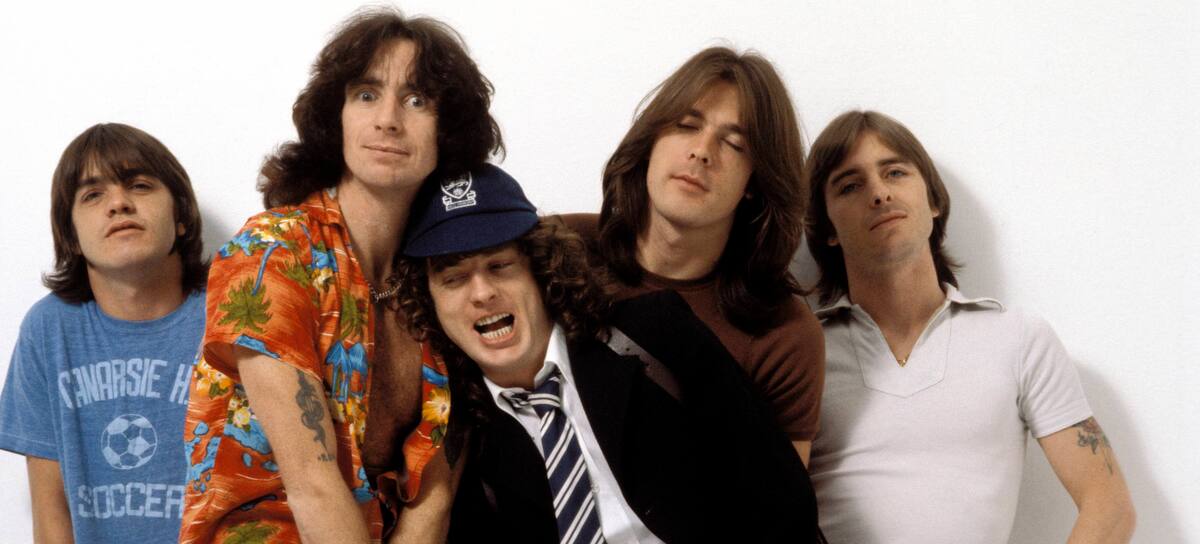 Malcolm Young, Bon Scott, Angus Young, Cliff Williams y Phil Rudd, integrantes de AC/DC, en 1979.