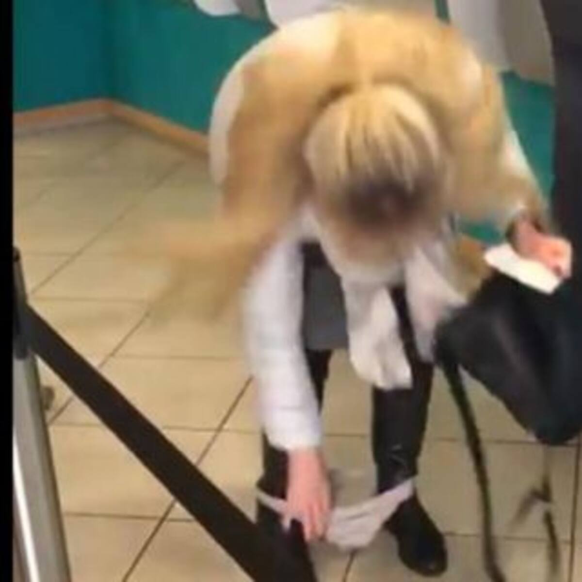 No vas a parar de reírte con esta mujer en el cajero automático