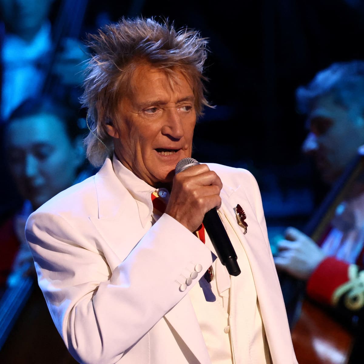 El susto de Rod Stewart sobre el escenario que ha preocupado a sus fans