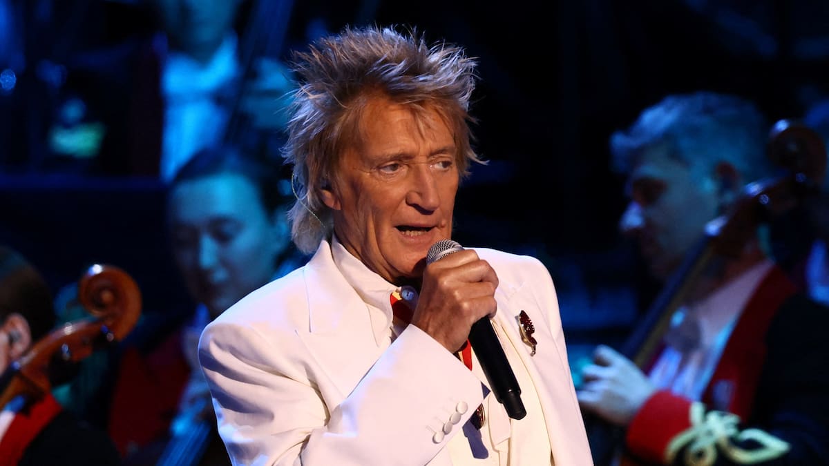 El susto de Rod Stewart sobre el escenario que ha preocupado a sus fans