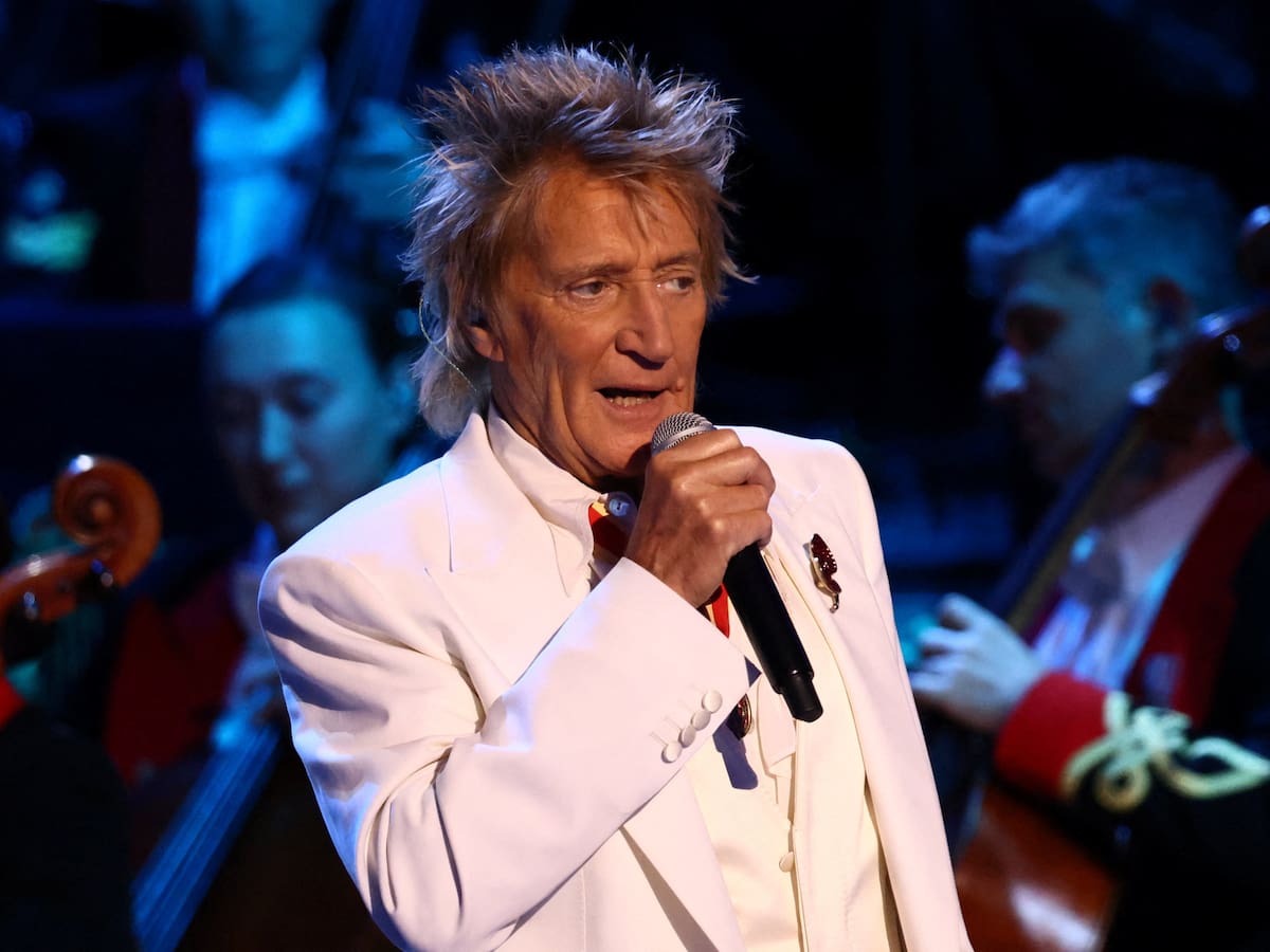 El susto de Rod Stewart sobre el escenario que ha preocupado a sus fans