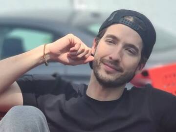 Carlos Torres se reúne con sus compis de ‘La reina del flow’ para mostrar que hay más reguetón tras la serie ©copyright los40.com