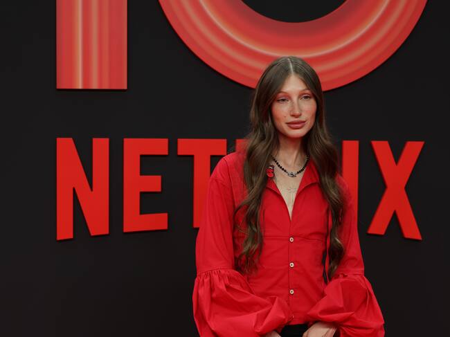 Demasiado tímida luce Yamie Safdie en las alfombras y eso que luce fantástica en su versión más naif.