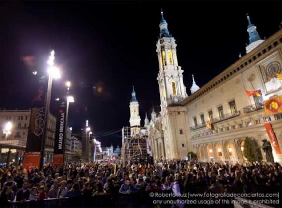 Zaragoza 40 Pilipop. Momentos antes de que comenzara el espectáculo, la Plaza del Pilar ya estaba abarrotada y entregada. FOTO: Roberto Ruiz