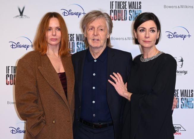 Stella McCartney, Paul McCartney y su hija, la directora Mary McCartney en la presentación de &#039;These Walls Could Sing&#039;, el pasado mes de diciembre. 