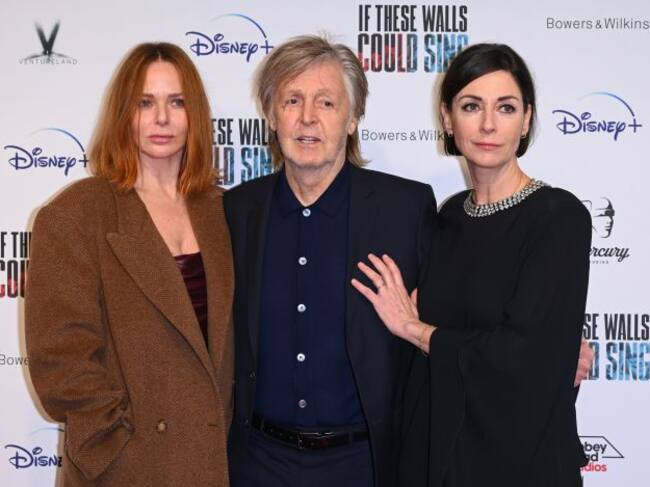 Stella McCartney, Paul McCartney y su hija, la directora Mary McCartney en la presentación de 'These Walls Could Sing', el pasado mes de diciembre.