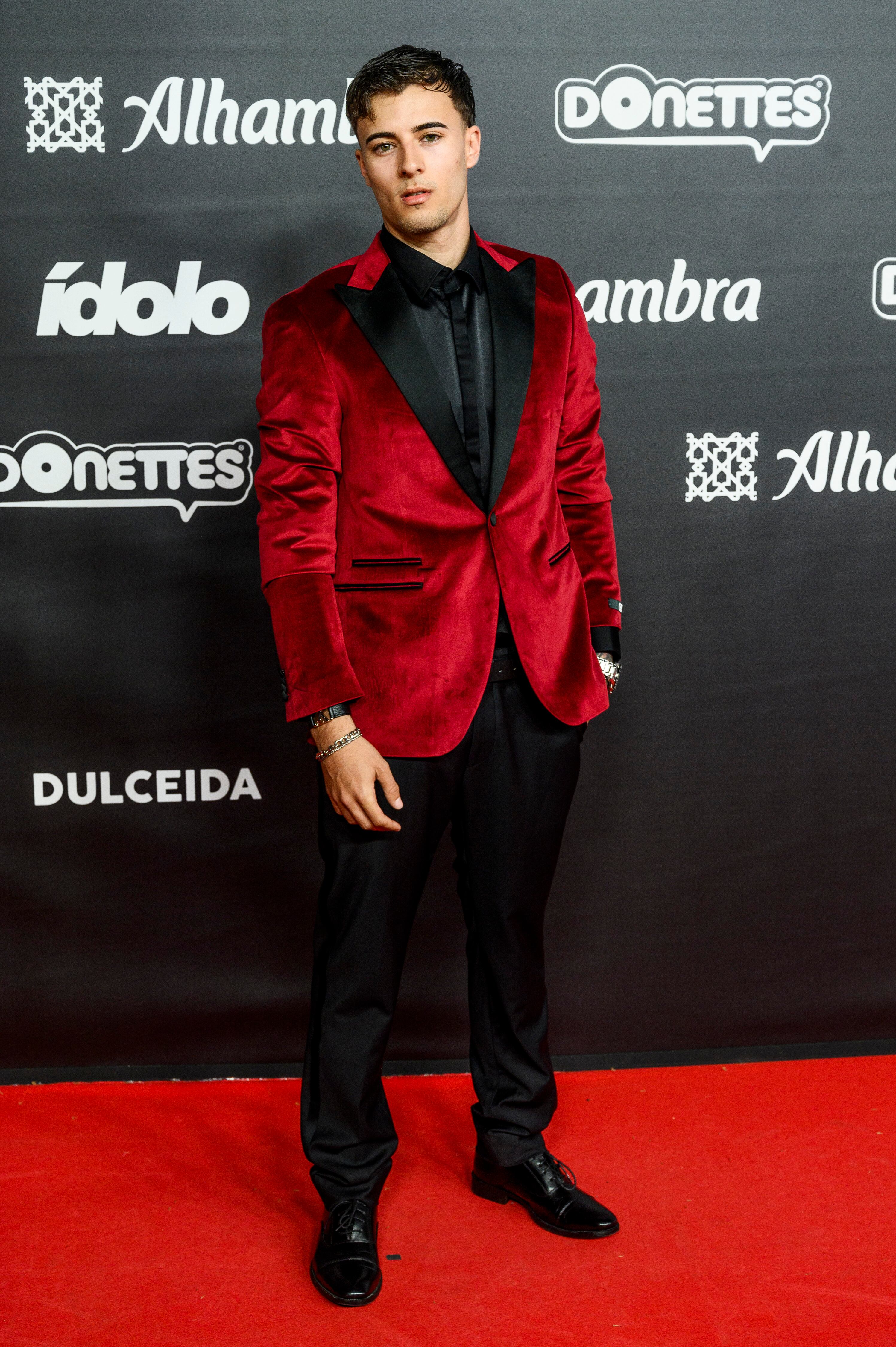 Era apenas un niño como empezó, pero hemos crecido con él y ahora Sieteex es todo un gentleman que llegó con este traje en negro y magenta tan elegante.