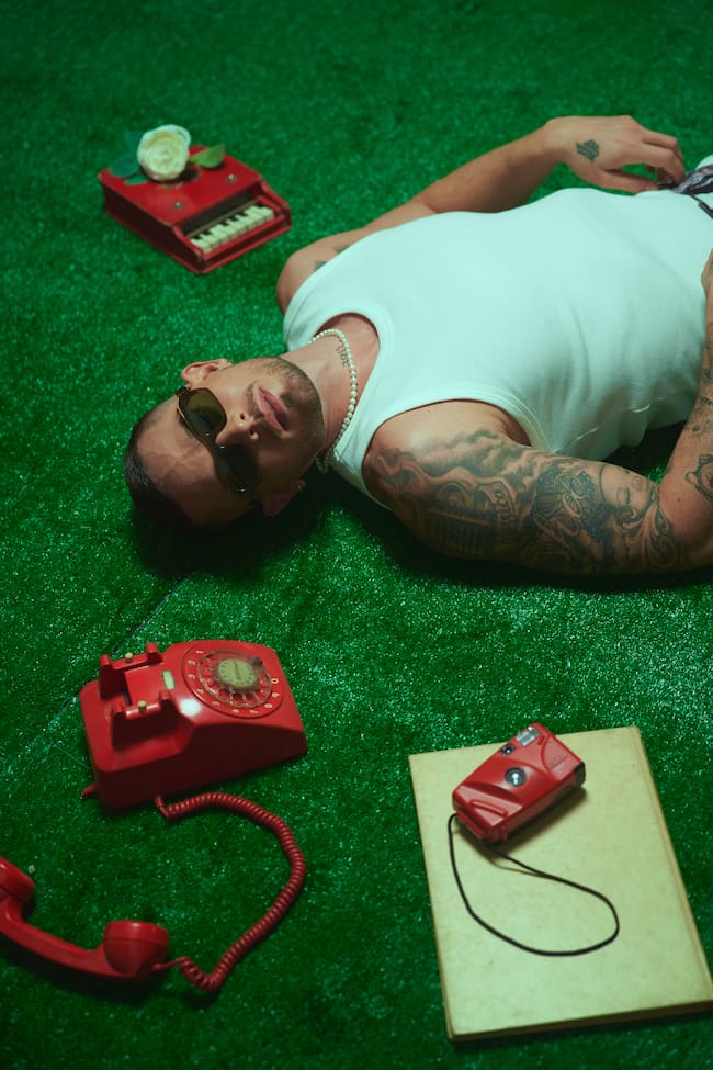 Loco Escrito para su single 'Mentira' - The Project