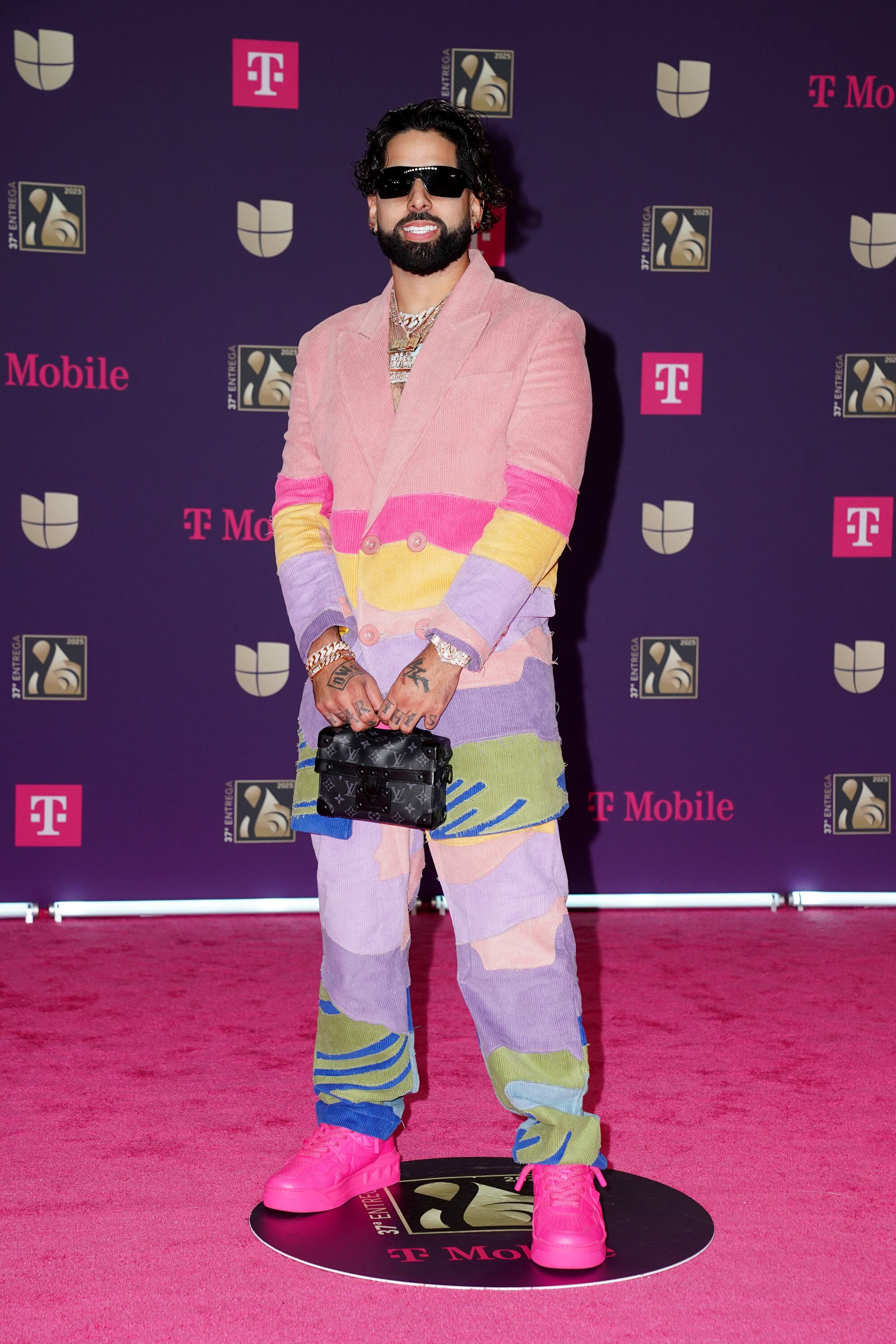 ¿Quién dijo que el rosa es para las chicas? Menos mal que eso quedó en el pasado y DJ Luain es un claro ejemplo. Quiso aportar un poco de color a la noche.