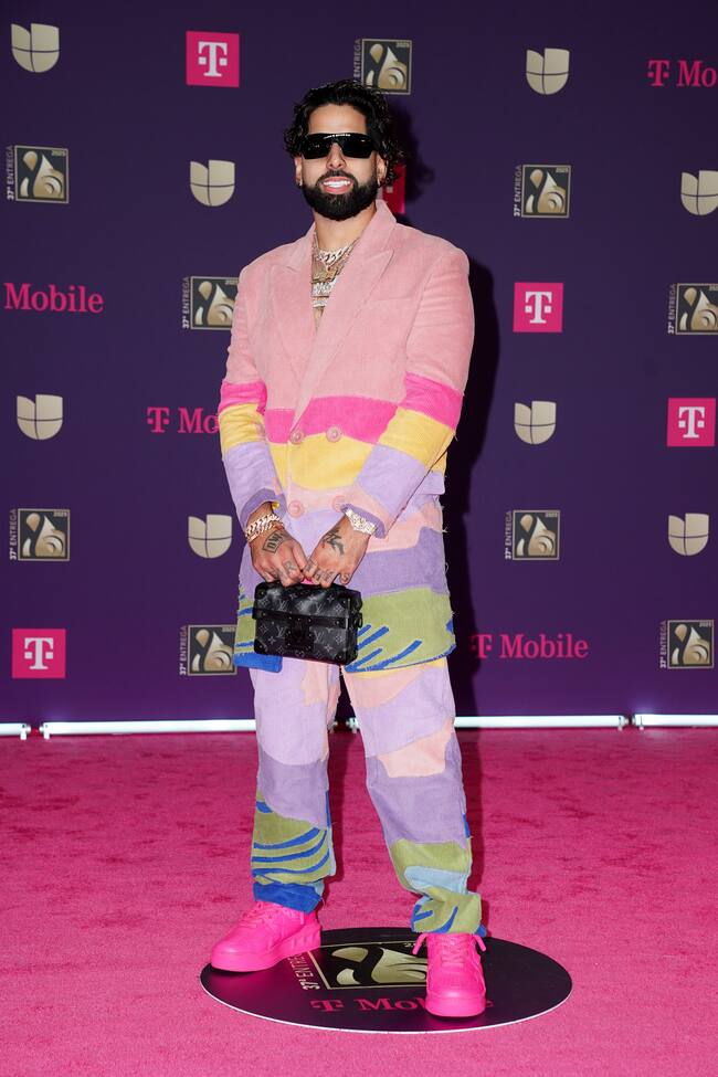 ¿Quién dijo que el rosa es para las chicas? Menos mal que eso quedó en el pasado y DJ Luain es un claro ejemplo. Quiso aportar un poco de color a la noche.