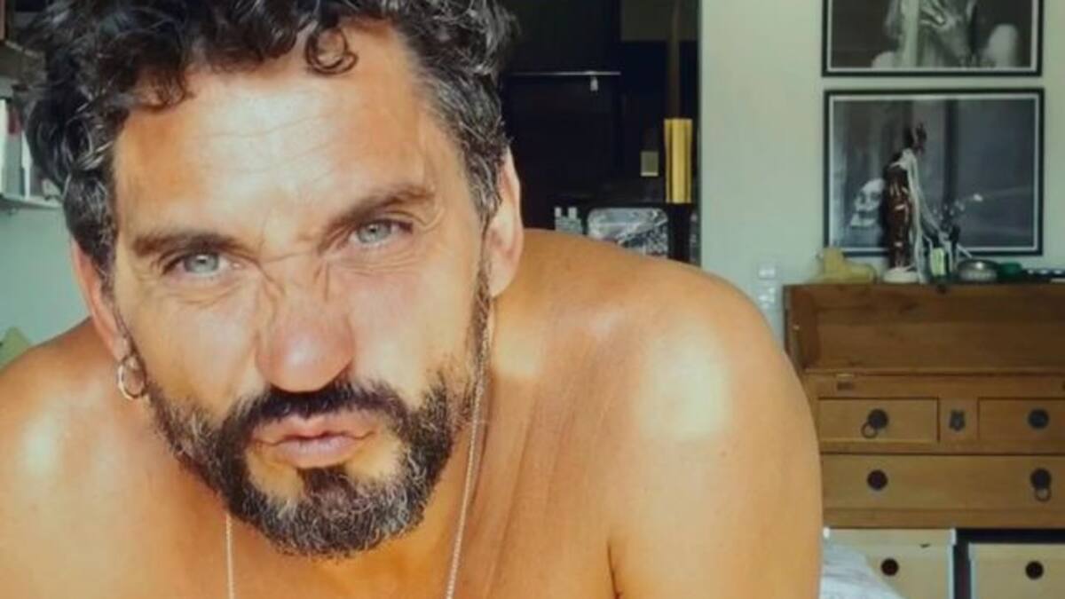 Paco León nos recomienda tomar el sol, desnudos en invierno, y da ejemplo