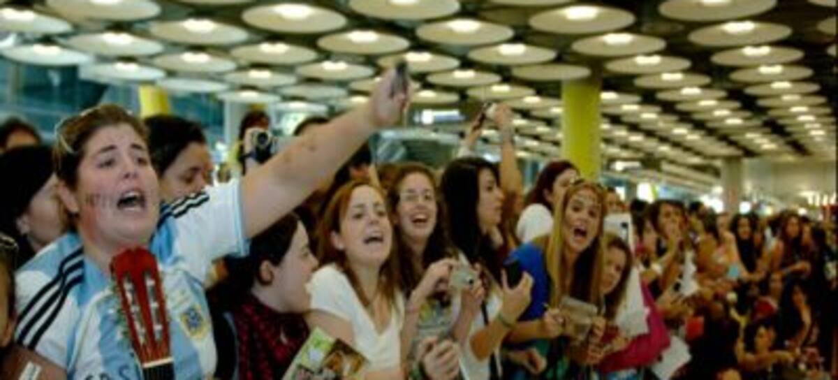 Las fans esperándolos en el aeropuerto de Barajas