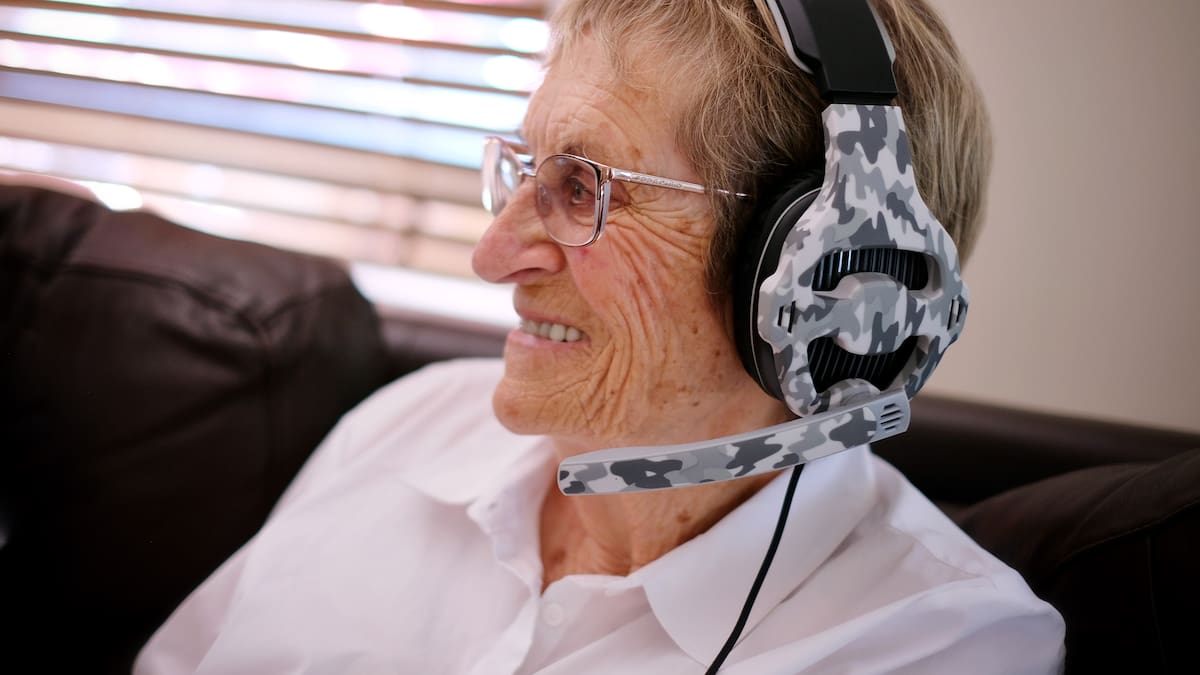 La abuela que cambió la vida de su nieto jugando a videojuegos: consiguió más de 42.000 euros en YouTube para pagar su tratamiento