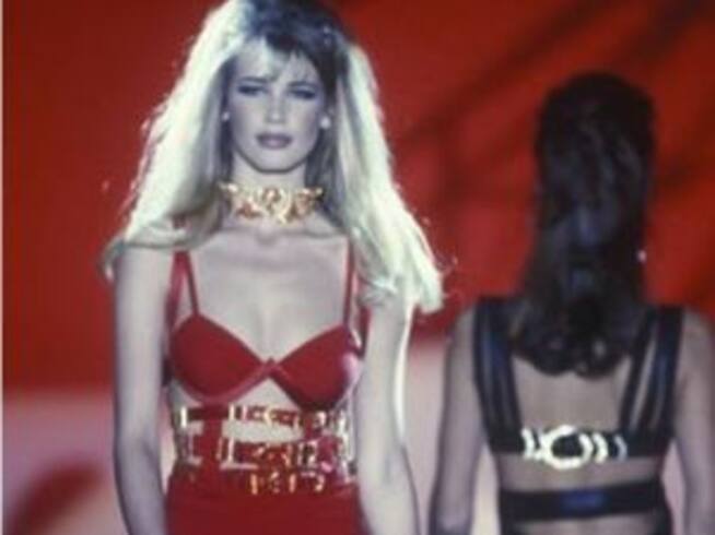 Este fue el vestido que usó la modelo alemana Claudia Schiffer en 1992 y que inspiró a Sofía Vergara en el video &#039;Yo visto así&#039; de Bad Bunny. Cortesía @ 70skisses