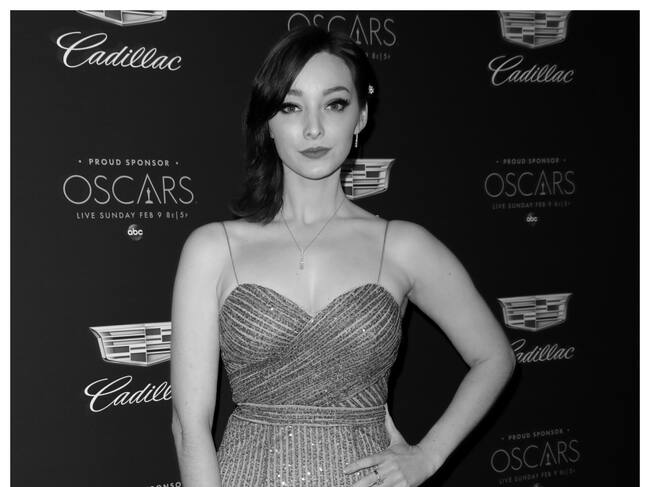 Emma Dumont es Jacky en Oppenheimer.