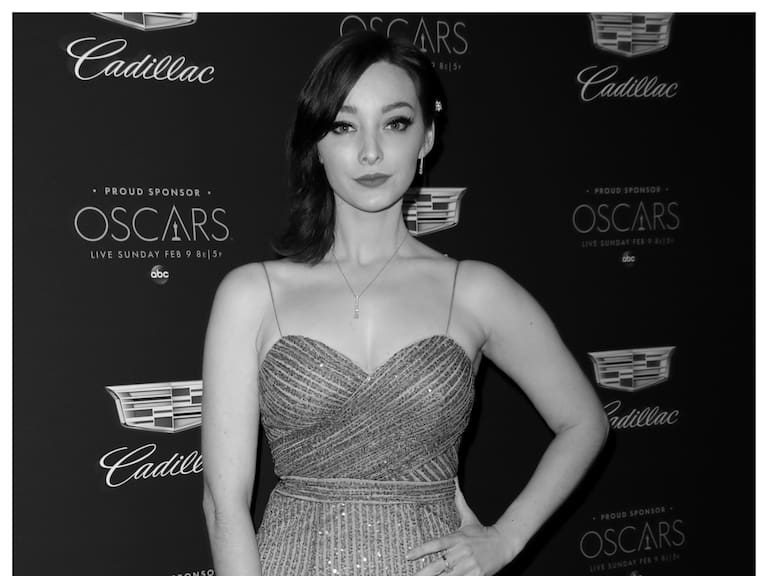 Emma Dumont es Jacky en Oppenheimer.