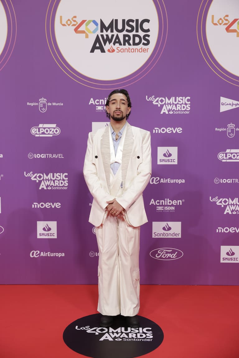 Paul Thin con un traje blanco que le da mucha personalidad en LOS40 Music Awards Santander 2025.
