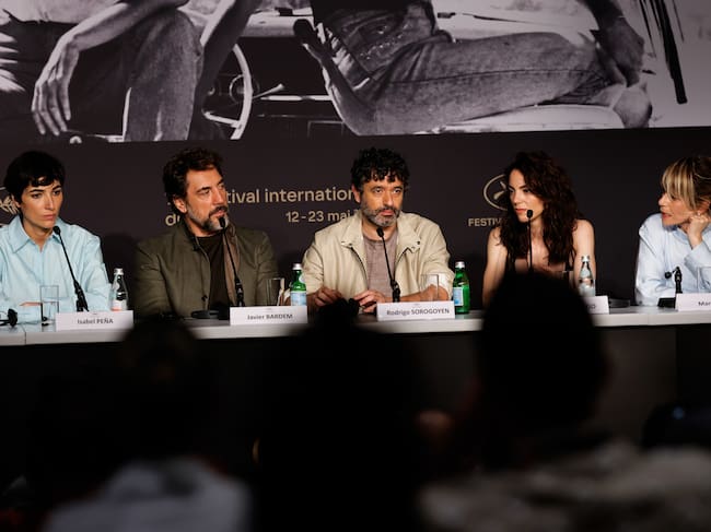 Isabel Pena, Javier Bardem, Rodrigo Sorogoyen, Victoria Luengo y Marina Foïs en la rueda de prensa de 'El Ser Querido' en el Festival de Cannes 2026. / Teresa Suarez/Pool/Getty