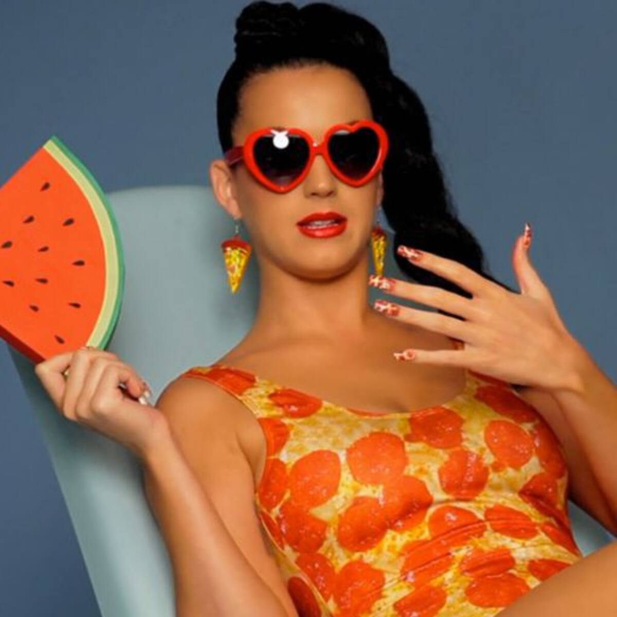 Katy Perry promociona su DVD en una caja de pizza