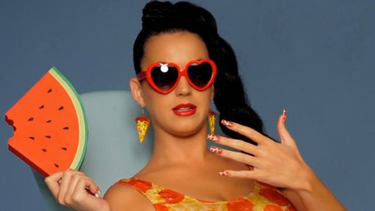 Katy Perry promociona su DVD en una caja de pizza