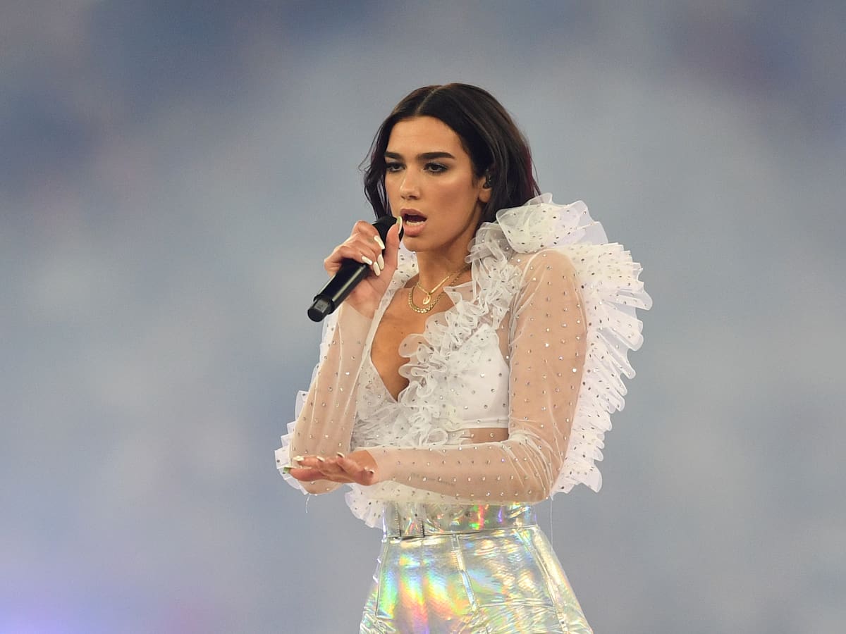 Dua Lipa demanda a Samsung: 15 millones de dólares por el uso no autorizado de su imagen