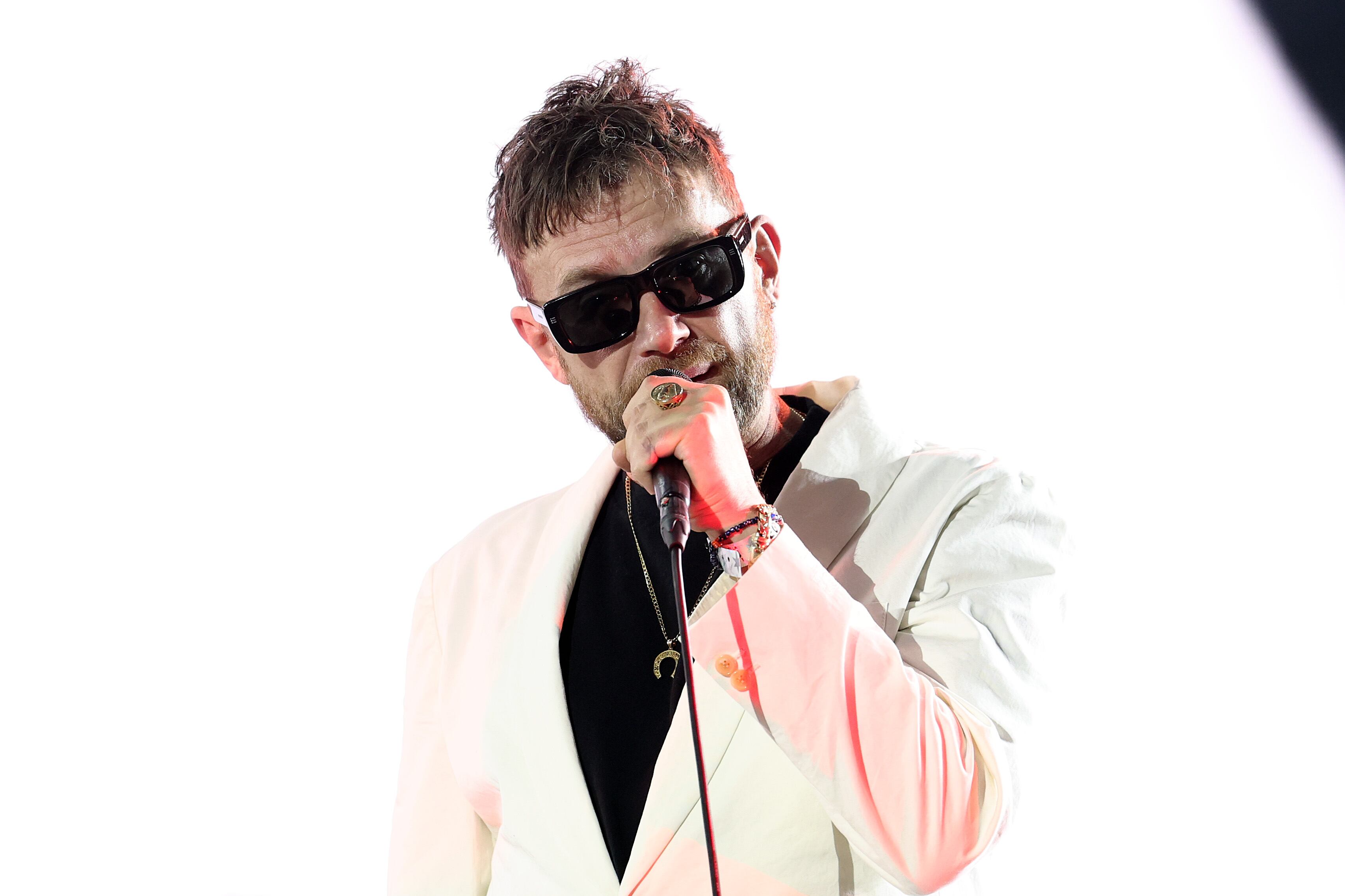 Blur mezcló su viejo y nuevo repertorio en Coachella, aunque no todo salió lo bien que les hubiera gustado. En un momento dado, Damon Albarn quiso que el público coreara Girls & Boys, pero no lo consiguió con enfado por su parte. "Nunca nos volverán a ver, así que es mejor que la cantes, ¿sabes lo que estoy diciendo?", les dijo.
