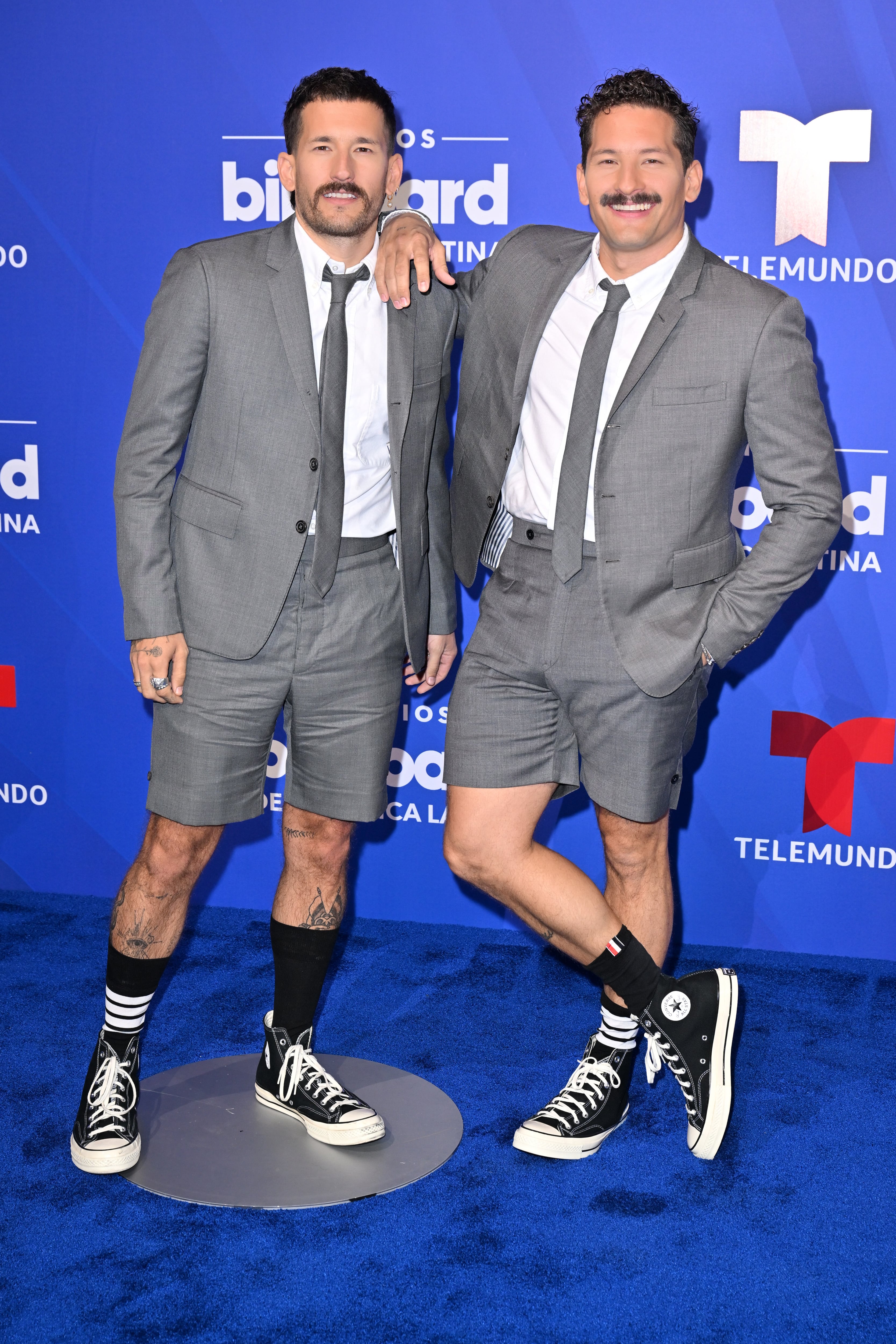 Mau y Ricky son dos de los artistas que han acudido a los Premios Billboard de la Música Latina 2024 que se entregaban este 20 de octubre en Miami. Y lo hacían con ese look colegial de traje de pantalón corto que ya les hemos visto en otras ocasiones.