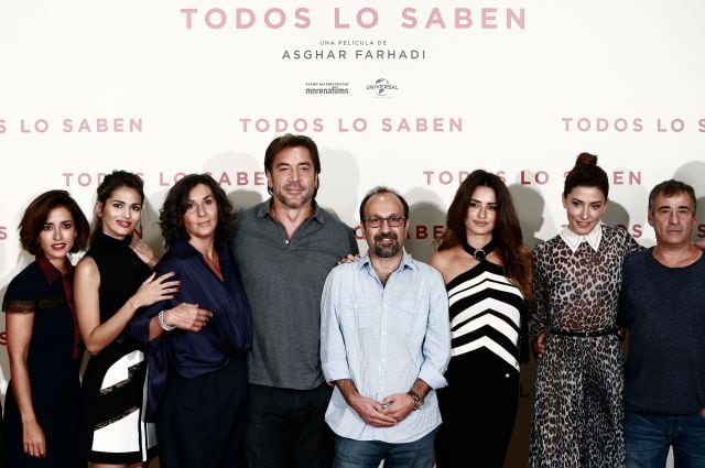 (Izda a dcha) Inma Cuesta, Sara Sálamo, Elvira Mínguez, Javier Bardem, Asghar Farhadi, Penélopez Cruz, Bárbara Lennie y Eduard Fernández en el estreno en Madrid de &#039;Todos lo saben&#039;