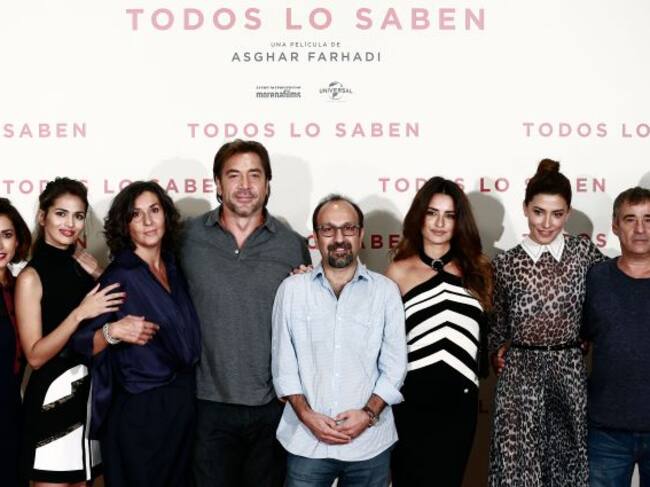 (Izda a dcha) Inma Cuesta, Sara Sálamo, Elvira Mínguez, Javier Bardem, Asghar Farhadi, Penélopez Cruz, Bárbara Lennie y Eduard Fernández en el estreno en Madrid de 'Todos lo saben'