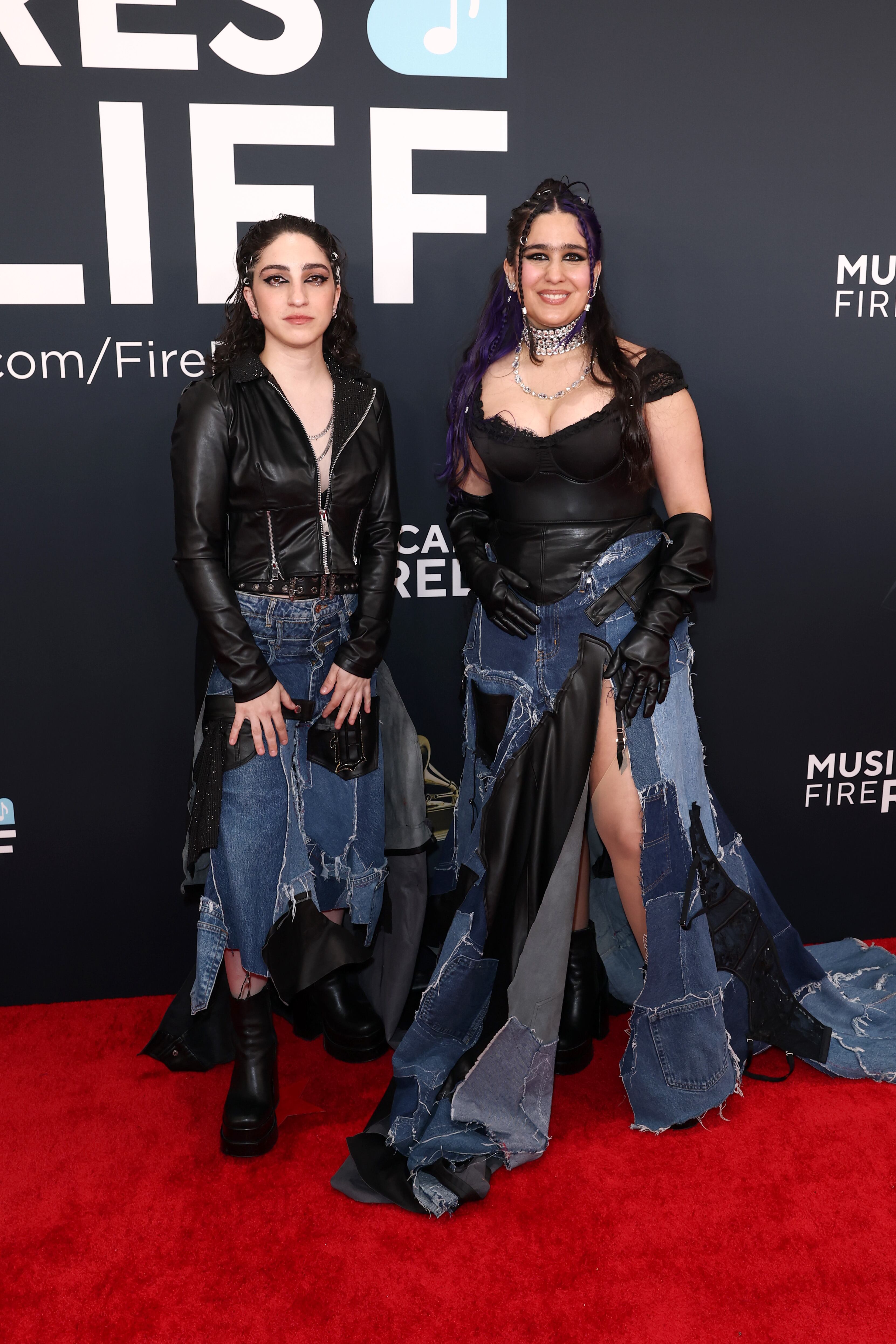 No solo de parejas heterosexuales se nutre una alfombra roja y en esta ocasión lo dejaron claro Emily Estefan y Gemeny Hernández que iban vestidas a juego. La hija de Gloria y Emilio Estefan pusieron el punto latino al evento.