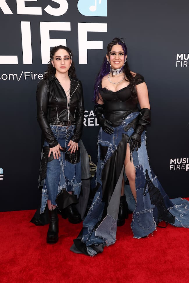 No solo de parejas heterosexuales se nutre una alfombra roja y en esta ocasión lo dejaron claro Emily Estefan y Gemeny Hernández que iban vestidas a juego. La hija de Gloria y Emilio Estefan pusieron el punto latino al evento.