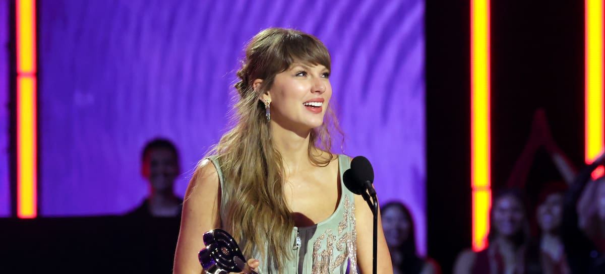Taylor Swift recogiendo un premio en los iHeartRadio Music Awards 2026