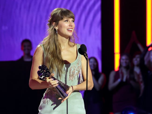 Taylor Swift recogiendo un premio en los iHeartRadio Music Awards 2026