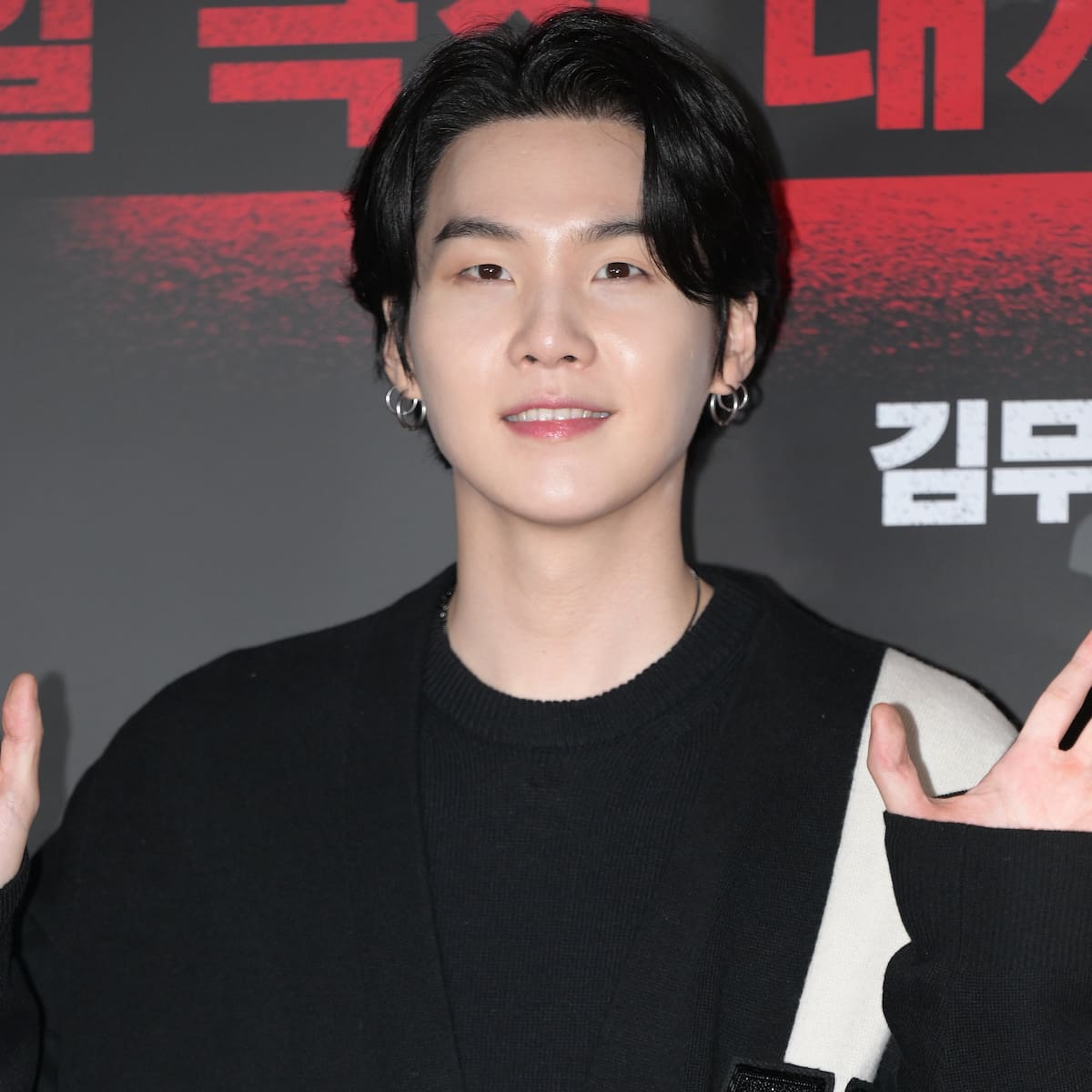 Suga, de BTS, se reencuentra con la leyenda del boxeo que inspiró su nombre artístico y hay intercambio de regalos