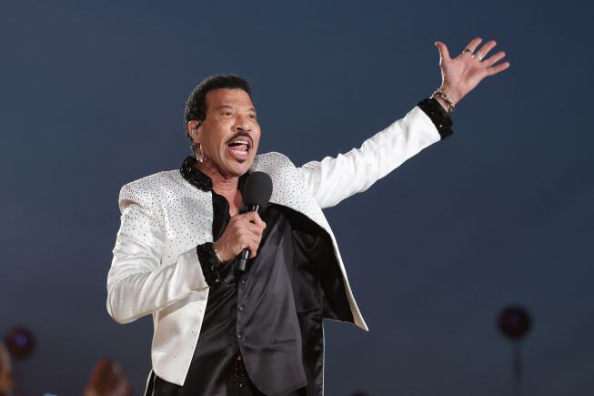 Lionel Richie arrancó unos pasos de baile al monarca con su &#039;All Night Long&#039;.