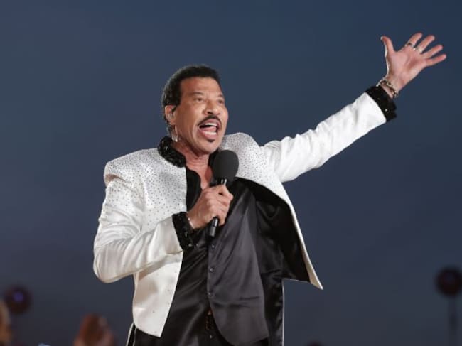 Lionel Richie arrancó unos pasos de baile al monarca con su 'All Night Long'.