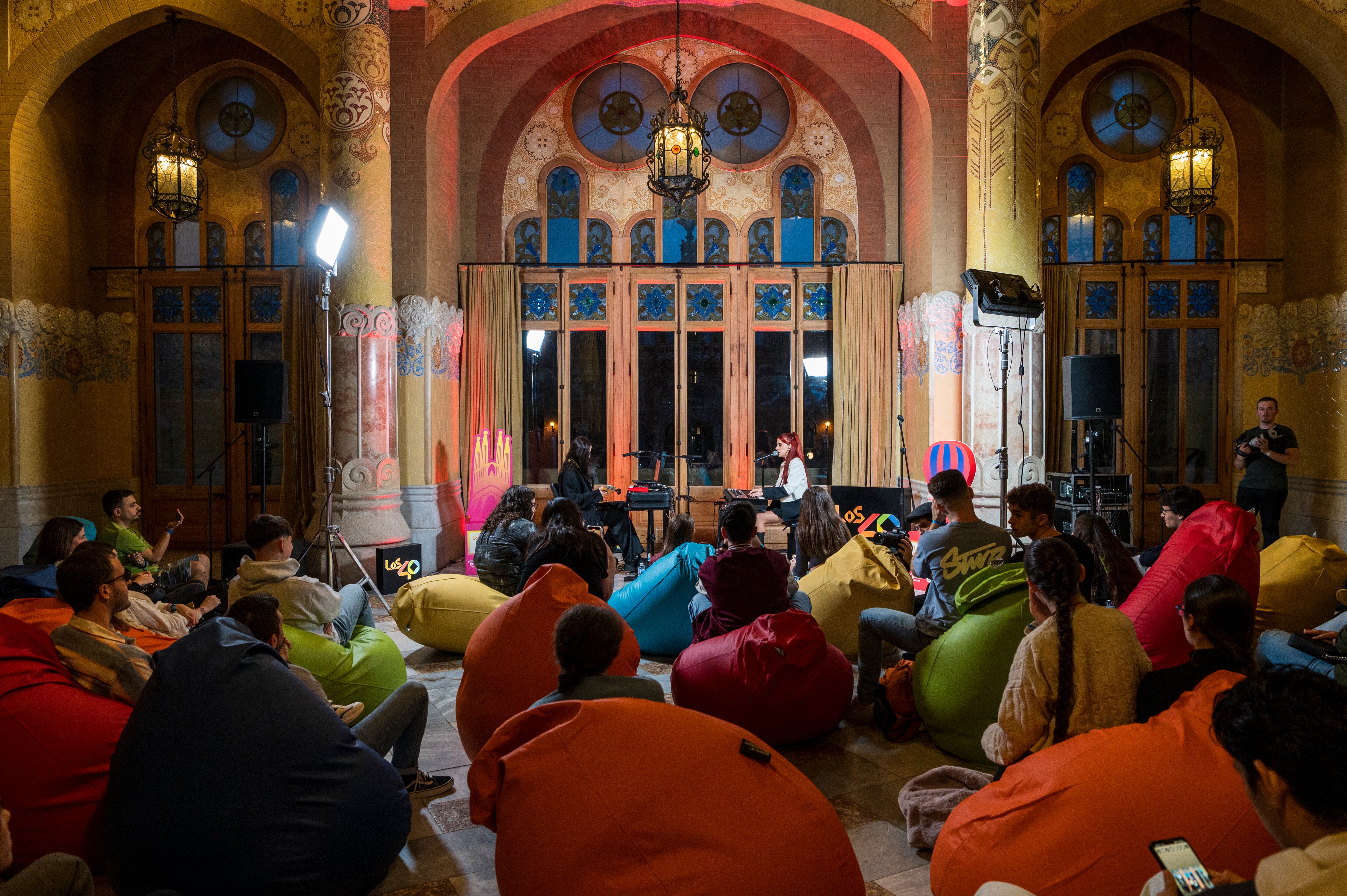 Le siguió la canción Me muero por ti, hit con el que la cantante ofreció su lado más acústico